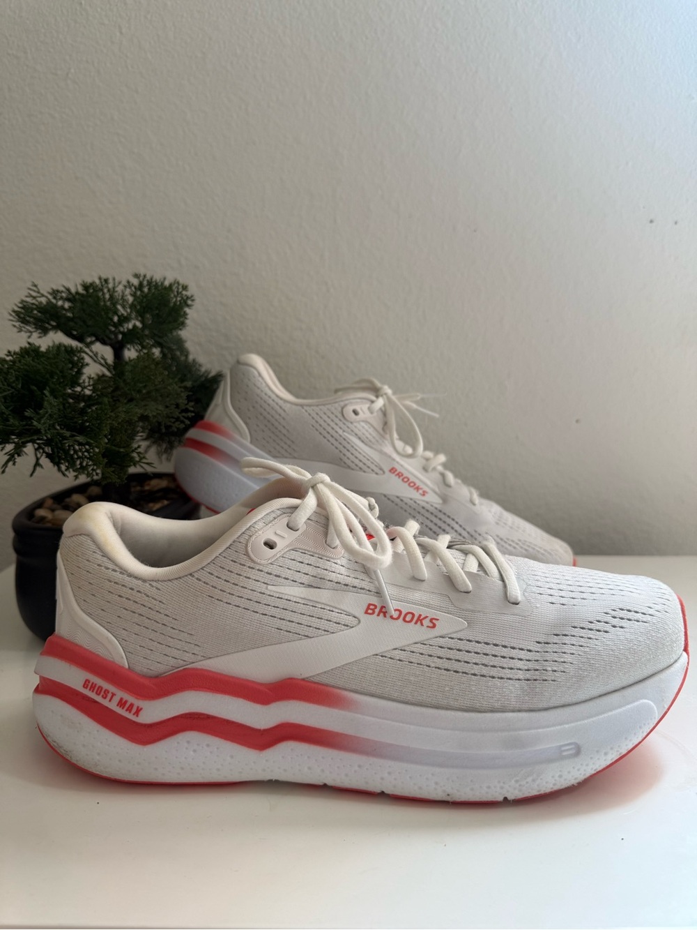 Brooks Ghost Max 2 women size 12 or men size 11 Running Shoes in White